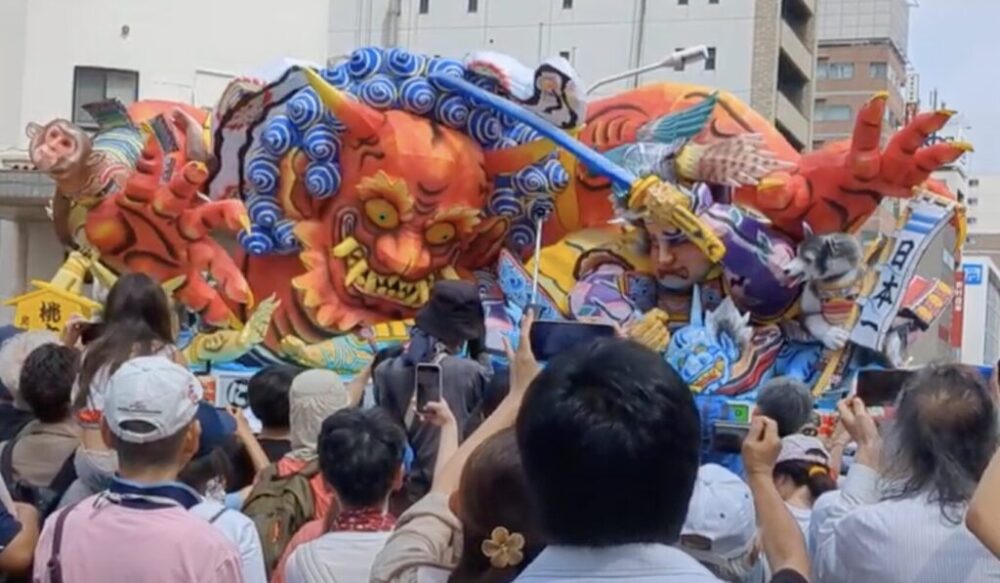 青森ねぶた祭 本番の迫力ある運行