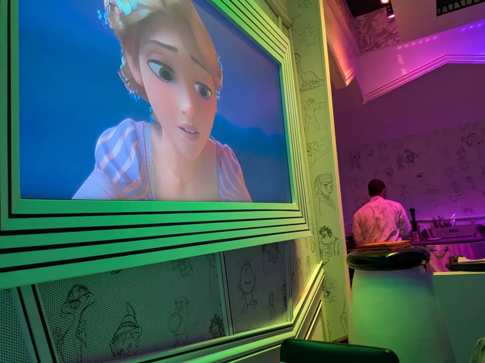 ディズニークルーズのアニメーターズ・パレット店内｜ディズニー・ワンダー乗船時のテーマレストラン