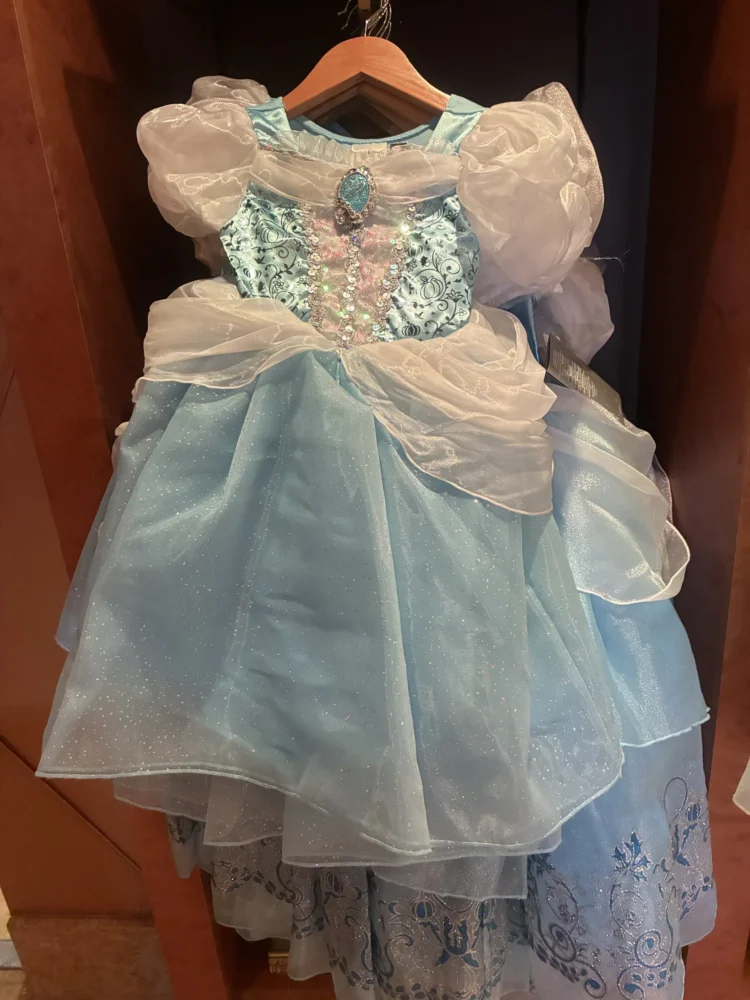 ビビディ・バビディ・ブティックのシンデレラ風ドレス