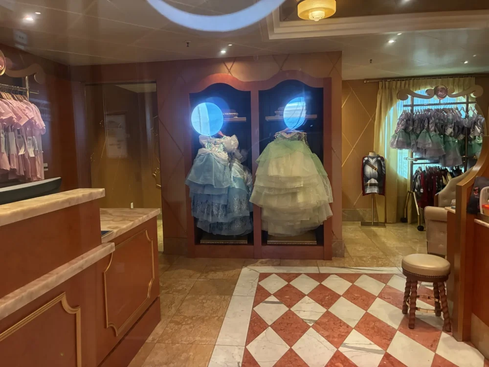 ビビディ・バビディ・ブティックのプリンセスドレス展示