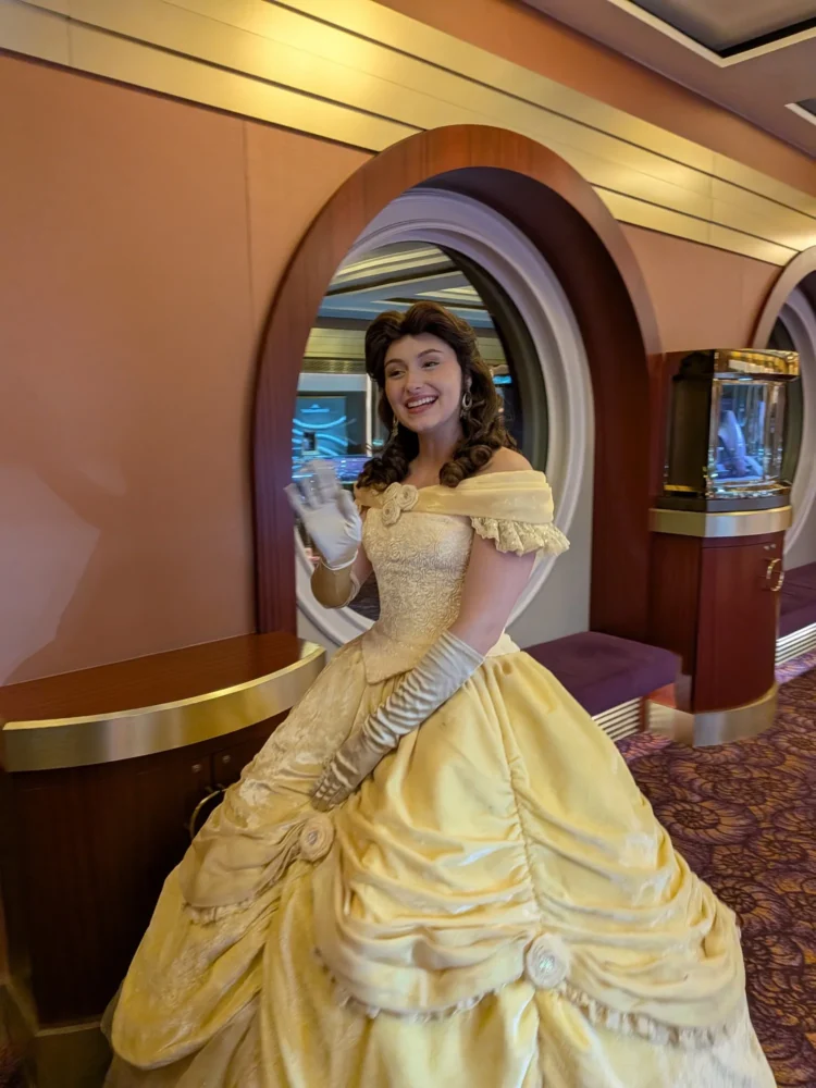 ディズニークルーズで会えるベル（美女と野獣）｜ディズニー・ワンダー乗船時