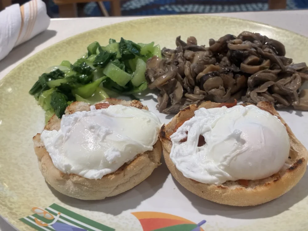 ディズニークルーズの朝食エッグベネディクト｜ディズニー・ワンダー乗船時