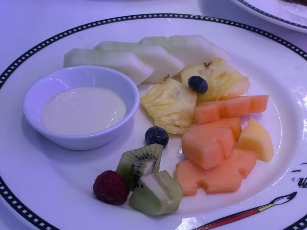 ディズニークルーズの朝食ヘルシーフルーツ｜ディズニー・ワンダー乗船時