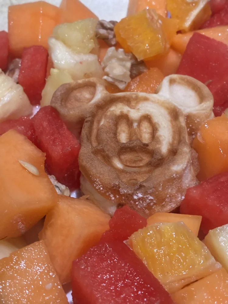ディズニークルーズの朝食ミッキーワッフル＆フルーツ｜ディズニー・ワンダー乗船時