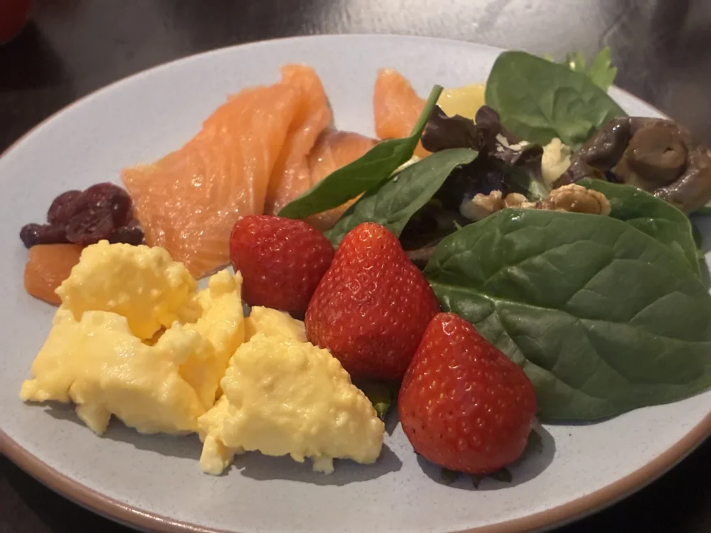 ディズニークルーズの朝食サーモンと苺と卵プレート｜ディズニー・ワンダー乗船時