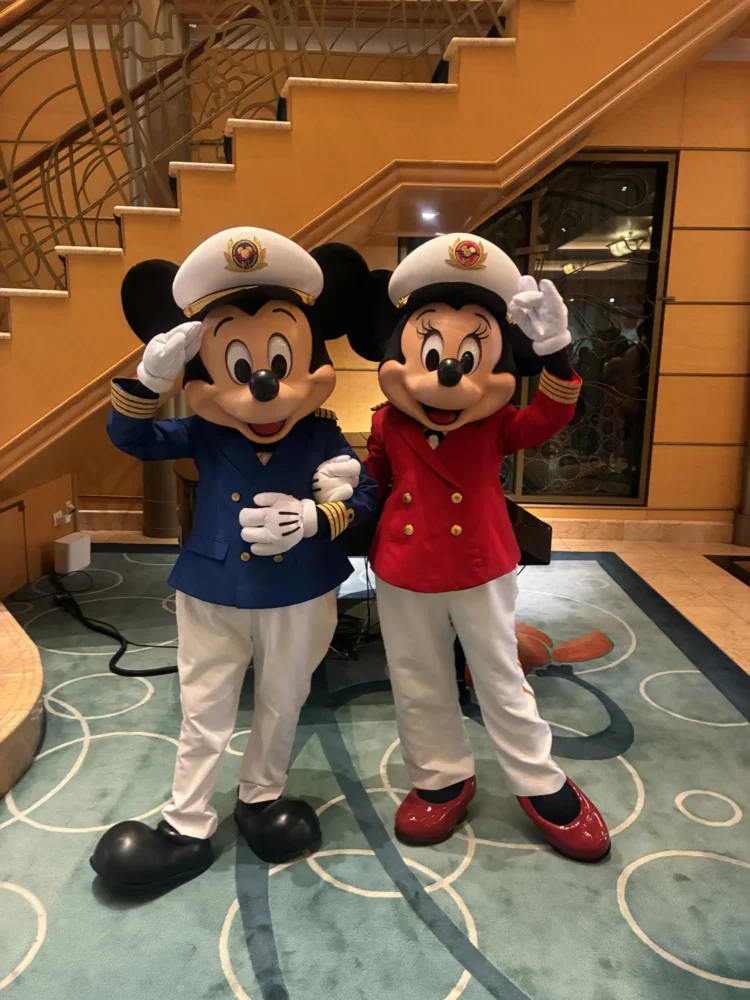 ディズニークルーズで会えるキャプテン姿のミッキーとミニー｜ディズニー・ワンダー乗船時