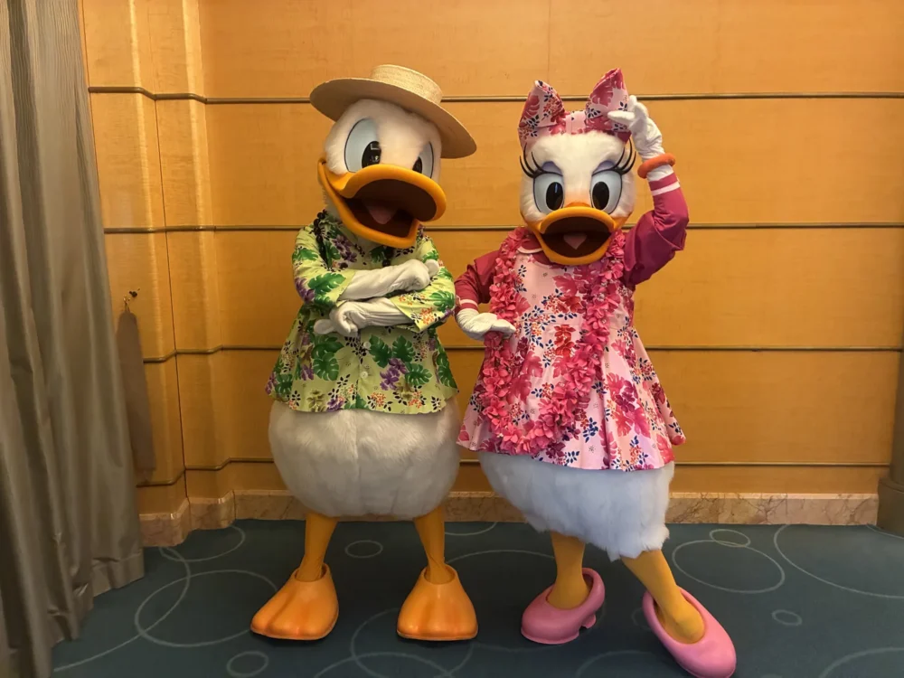 ディズニークルーズのアロハ衣装ドナルドとデイジー｜ディズニー・ワンダー乗船時