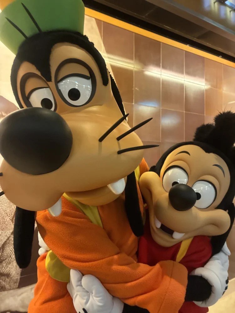 ディズニークルーズのグーフィーと息子マックス｜ディズニー・ワンダー乗船時