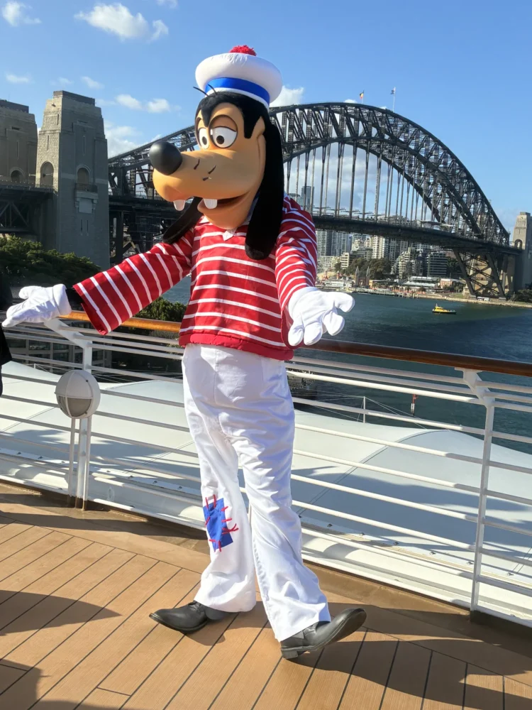 シドニー港のグーフィー｜ディズニー・ワンダー寄港地でのキャラクター