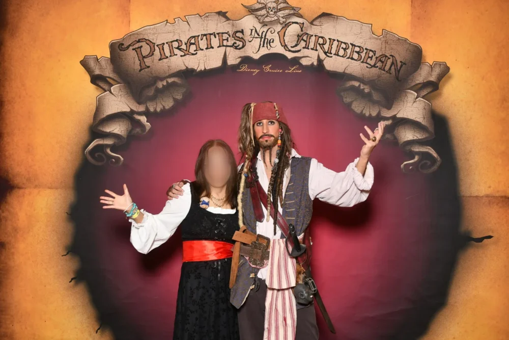 ディズニークルーズのキャプテン・ジャック・スパロウとパイレーツナイトの記念写真｜ディズニー・ワンダー乗船時