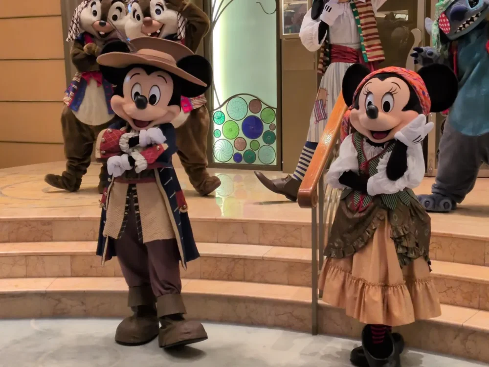 海賊衣装で集合するキャラクター｜ディズニー・ワンダー乗船時