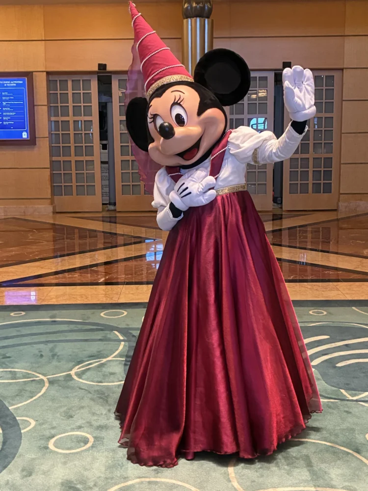 プリンセスドレス姿のミニーマウス｜ディズニー・ワンダー乗船時