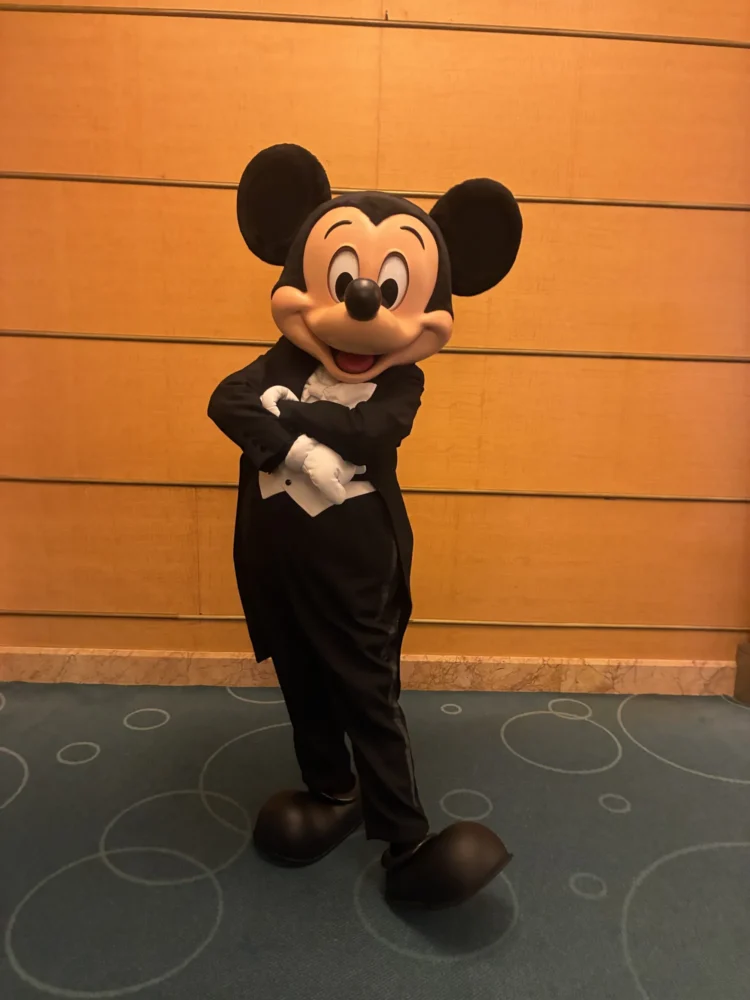 ディズニークルーズのタキシード姿ミッキー｜ディズニー・ワンダー乗船時