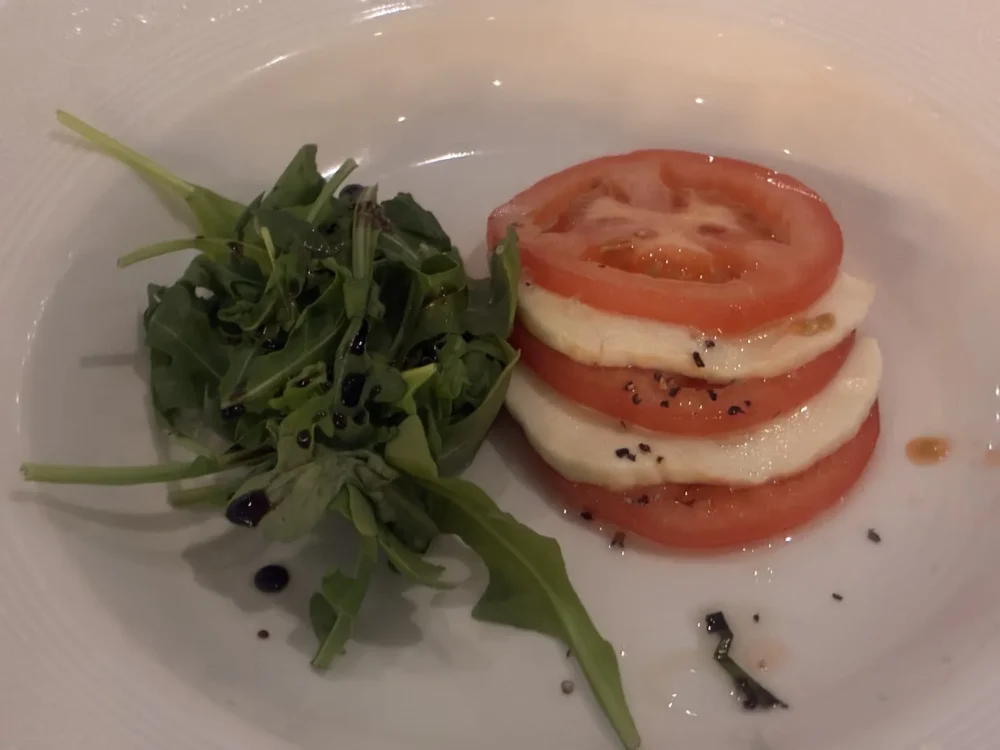 ディズニークルーズのディナー前菜カプレーゼ｜ディズニー・ワンダー乗船時