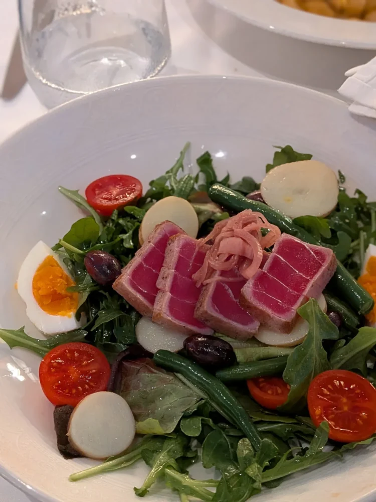 ディズニークルーズのディナー前菜マグロサラダ｜ディズニー・ワンダー乗船時