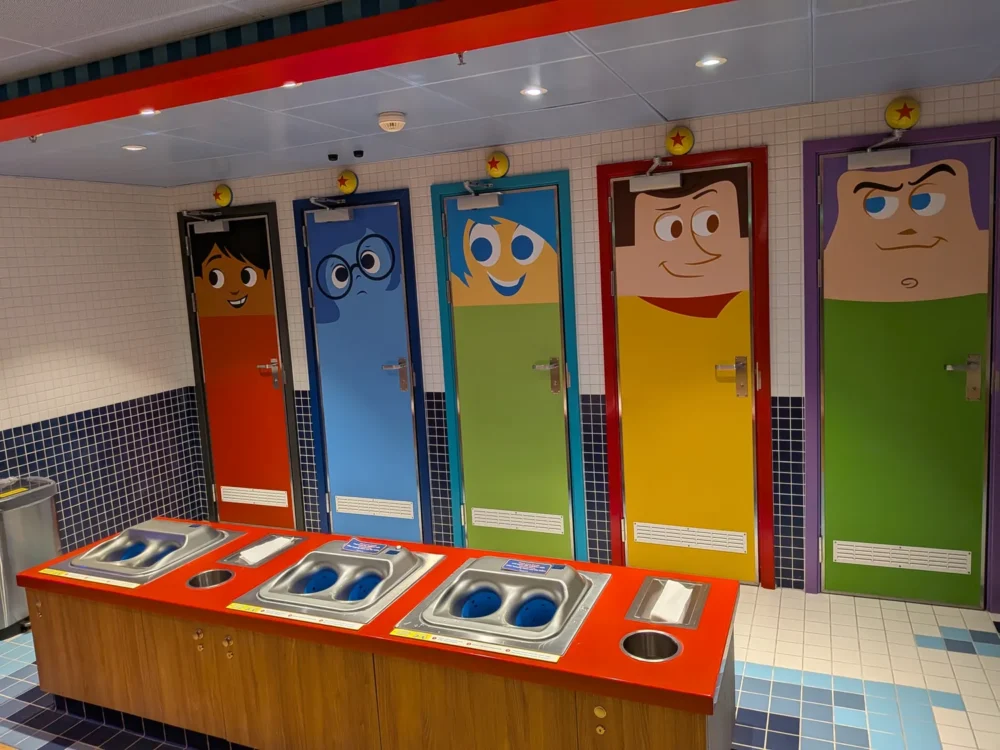 ディズニークルーズのインサイドヘッドキャラクターをモチーフにした扉のディテール