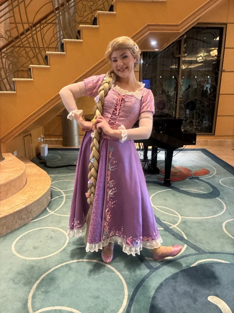 ディズニークルーズで会えるラプンツェル（塔の上のラプンツェル）｜ディズニー・ワンダー乗船時