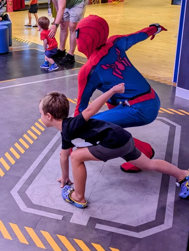 ディズニークルーズで会えるスパイダーマンと子供のヒーローポーズ｜ディズニー・ワンダー乗船時の体験