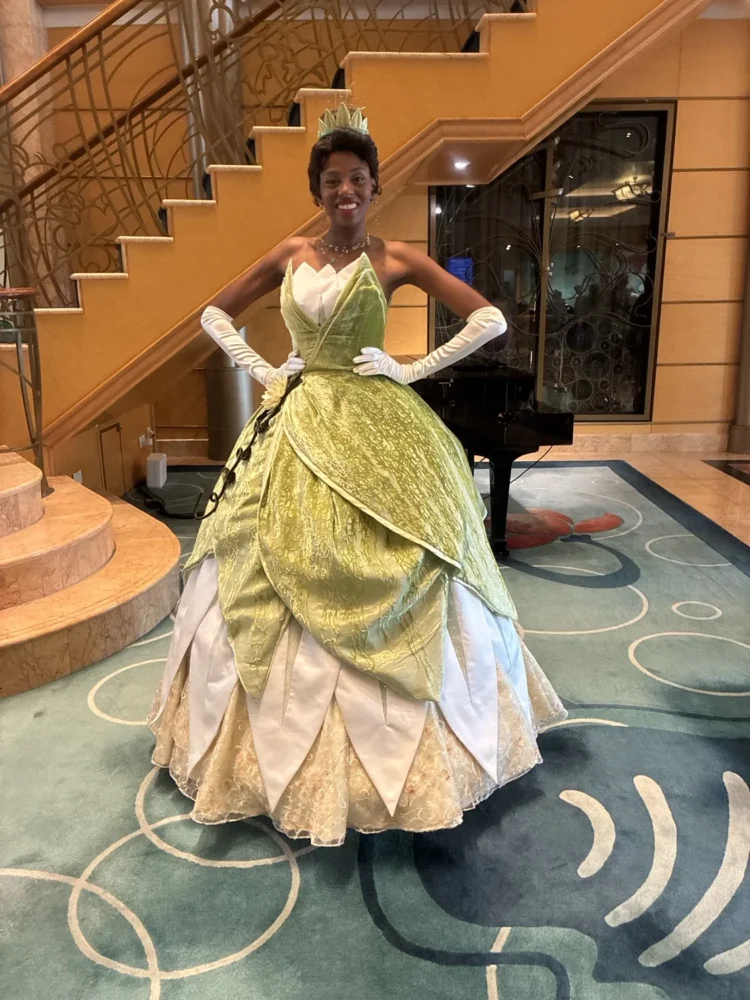 ディズニークルーズで会えるティアナ（プリンセスと魔法のキス）｜ディズニー・ワンダー乗船時