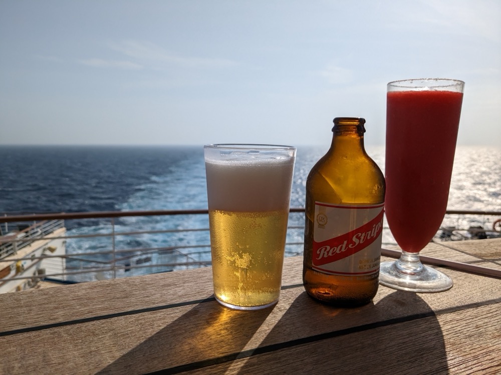 デッキでビールとカクテルを片手に、海を眺めるひととき