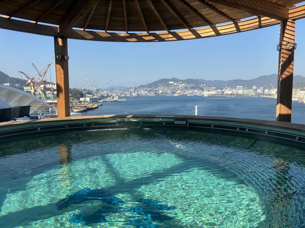 ダイヤモンド・プリンセス泉の湯　寄港地から戻り景色を眺めながら過ごす様子